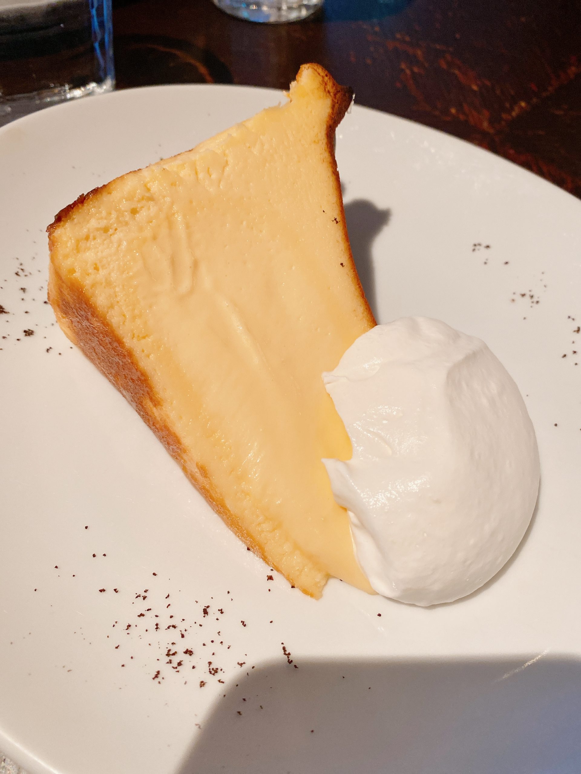 シクス バイ オリエンタルホテル 有楽町 濃厚トローリ バスクチーズケーキをカフェで美味しく頂く ぶんぐるめ